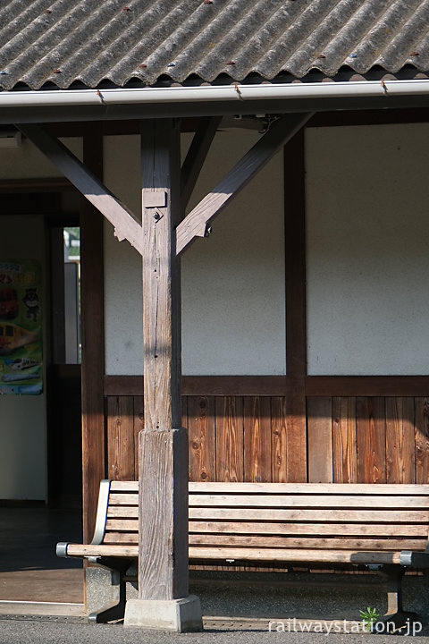 JR四国予讃線・伊予桜井駅、木造の古い柱が残る駅舎