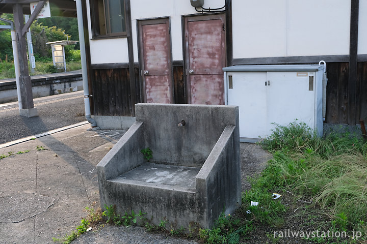 JR予讃線・伊予桜井駅、1番ホーム駅舎横の水場跡