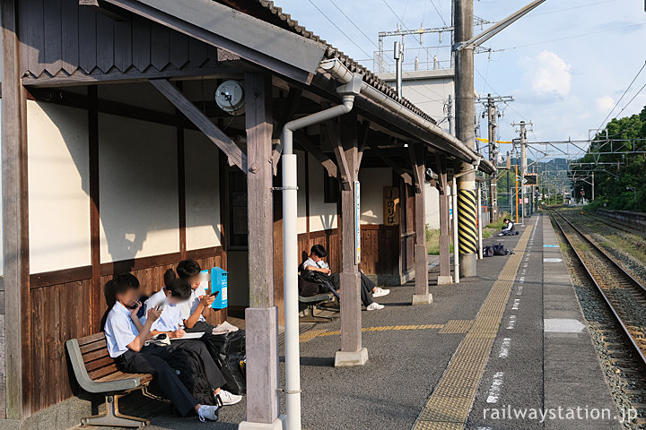 JR予讃線・伊予桜井駅の木造駅舎と帰宅する学生