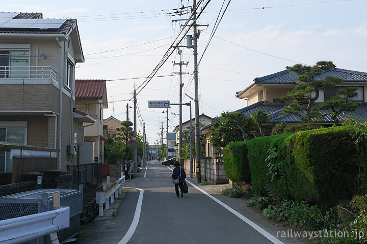 愛媛県今治市、伊予桜井駅前の街並み