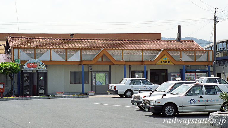 伊予鉄道・予讃線、伊予市駅。古い駅舎がリニューアルされている。