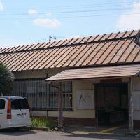 神志山駅(JR東海・紀勢本線)～古民家風のユニークな木造駅舎～