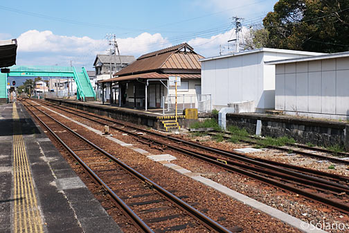 JR東海・紀勢本線・神志山駅、2面2線のホーム