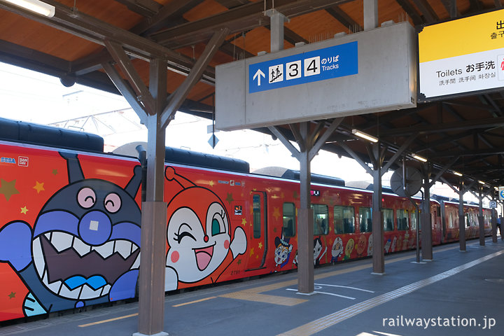 金刀比羅宮の門前駅・琴平駅に停車するアンパンマン列車の特急南風