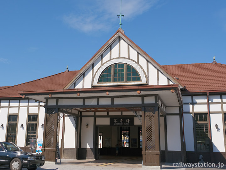 JR土讃線・琴平駅、車寄せや採光窓が印象的な洋風木造駅舎