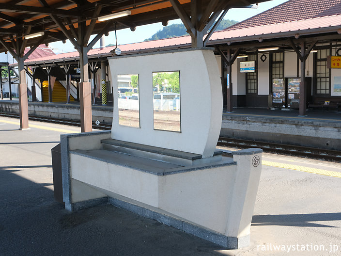 琴平駅、海上交通の神様・こんぴらさんにちなんだ船型の洗面台