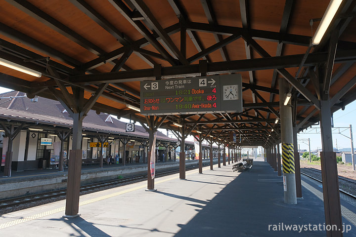 JR四国土讃線・琴平駅、堂々たる風格ある3・4番線の木造上屋