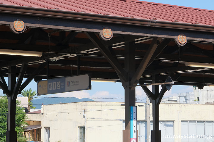 琴平駅上屋の軒飾り、駅じゅうにあしらわれた丸金(マルコン)マーク