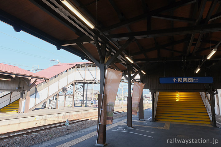 JR四国土讃線・琴平駅、登録有形文化財となった木造跨線橋