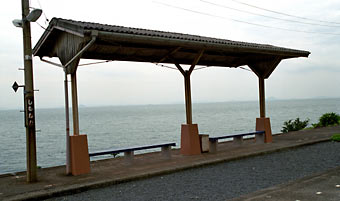 JR予讃線、プラットホームから海の絶景広がる下灘駅