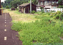 JR四国・予讃線・下灘駅、廃止となり埋められたホームと木造の小屋