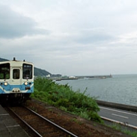 ホームから海を望む下灘駅