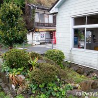 JR四国・予讃線・下灘駅、駅舎横にひっそり残る池庭跡