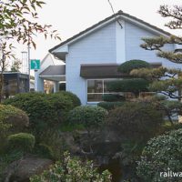 JR四国・土讃線・塩入駅、木造駅舎横の植木が見事な池庭(跡?)