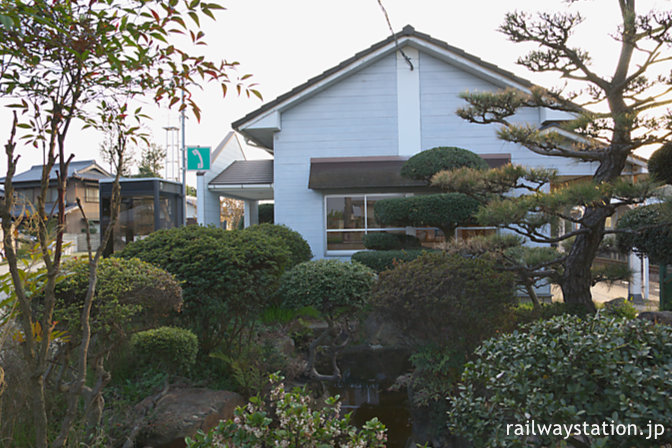 JR四国・土讃線・塩入駅、木造駅舎横の植木が見事な池庭(跡?)