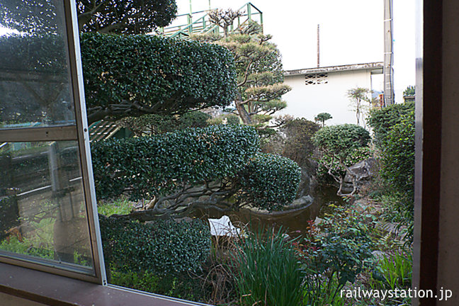 JR土讃線・塩入駅、待合室から見た池庭(跡?)