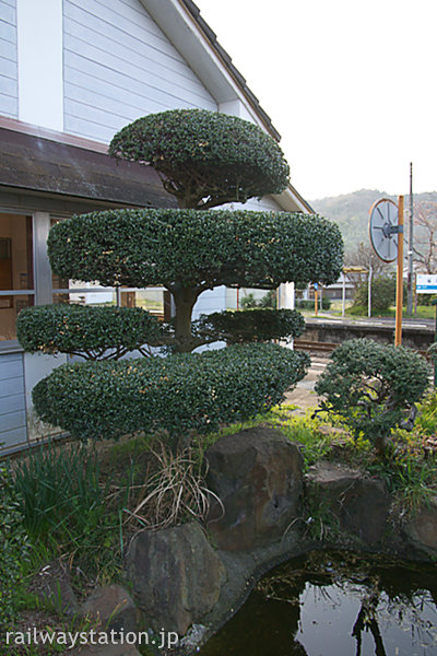 JR土讃線・塩入駅、池庭跡のきれいに整えられた植栽