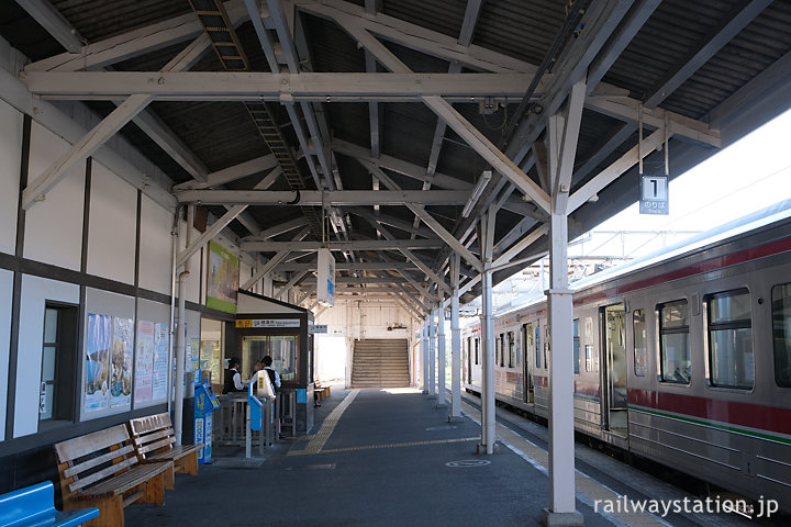 土讃線・善通寺駅の木造駅舎ホーム側