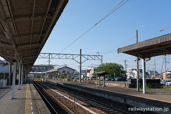 土讃線・善通寺駅ホーム、国鉄駅らしさ漂うあプラットホーム