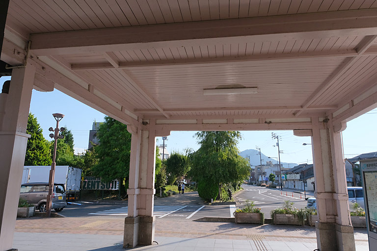 土讃線・善通寺駅の木造駅舎、車寄せ越しに駅前を見る