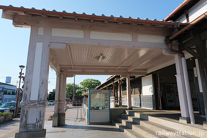 土讃線・善通寺駅、横から木造の車寄せを眺める