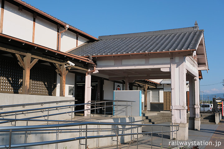 土讃線・善導寺駅の木造駅舎、車椅子用スロープが設置されバリアフリー化