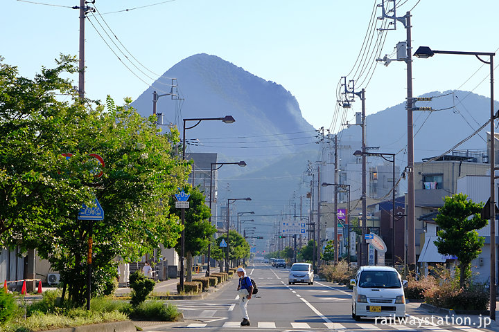 土讃線・善導寺駅前街並の向こうにそびえる山々