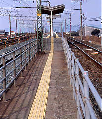 JR飯田線・船町駅、狭い通路とプラットホーム