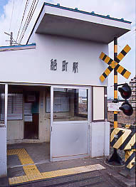JR東海・飯田線・船町駅、小さな簡易駅舎