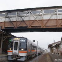 非電化時代の武豊線、半田駅。跨線橋の下に停車すキハ75形気動車