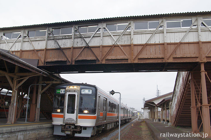 非電化時代の武豊線、半田駅。跨線橋の下に停車すキハ75形気動車