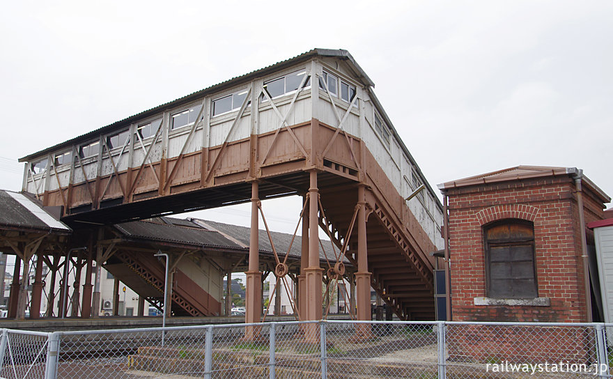 JR東海武豊線・半田駅、明治築の最古の跨線橋。側にレンガ造りの油庫も。