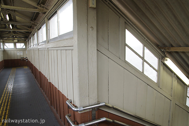 武豊線・半田駅の木造跨線橋内部。