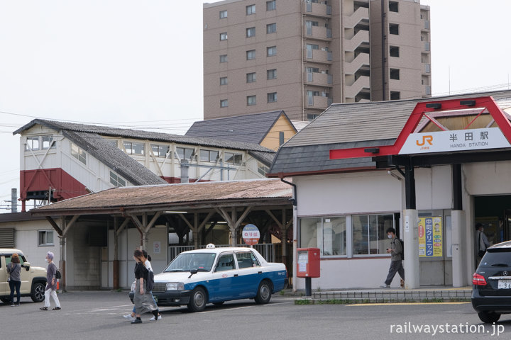 JR東海武豊線・半田駅、高架化で撤去が直前の駅舎と最古の跨線橋