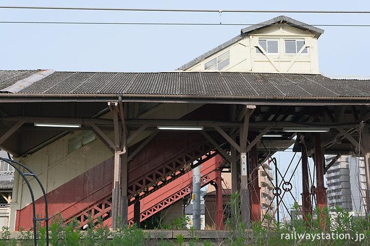 JR武豊線・半田駅、明治築の最古の跨線橋側面