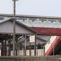 JR東海武豊線・半田駅プラットホームと国内最古の跨線橋