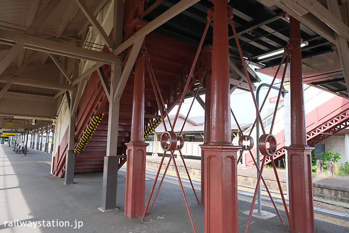 武豊線・半田駅の最古の跨線橋、鉄の支柱も美しい