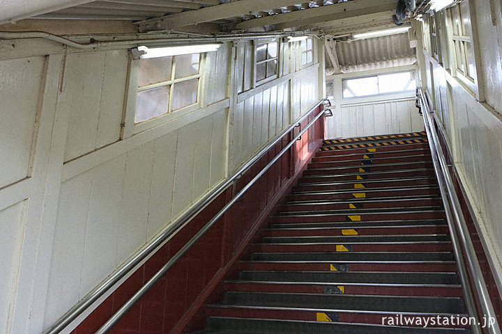 武豊線・半田駅、木の造りが味わい深い跨線橋の階段