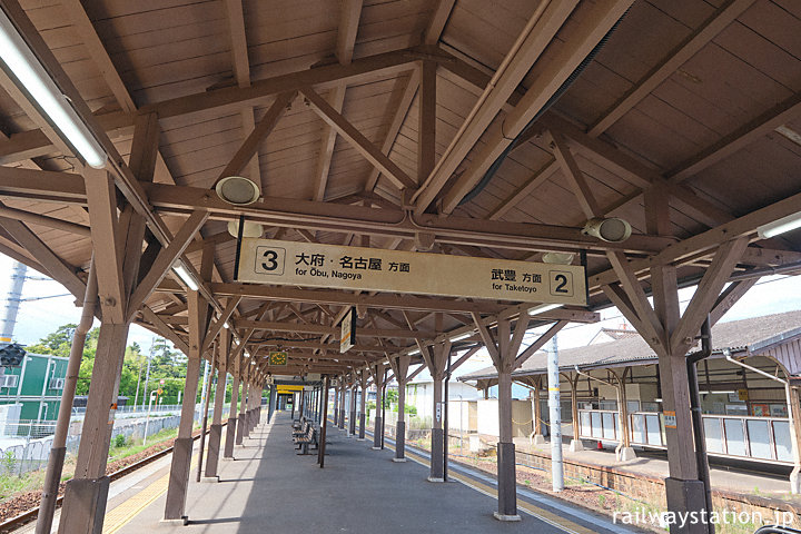 JR東海武豊線・半田駅、プラットホームに掛る木造の上屋