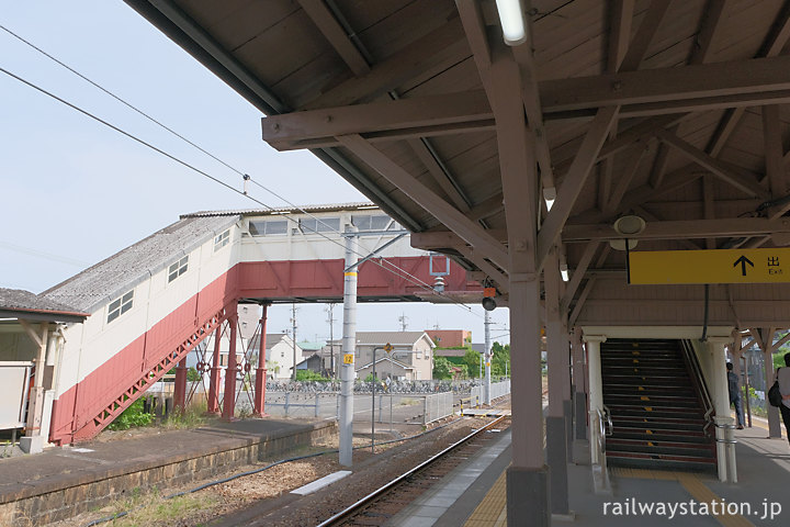 武豊線・半田駅、木造のホーム上屋と最古の跨線橋