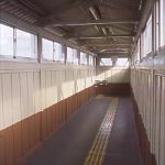 JR武豊線・半田駅、木の感触が心地よい最古の木造跨線橋。