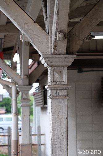 JR東海・武豊線・半田駅の木造駅舎、屋外改札口軒の柱