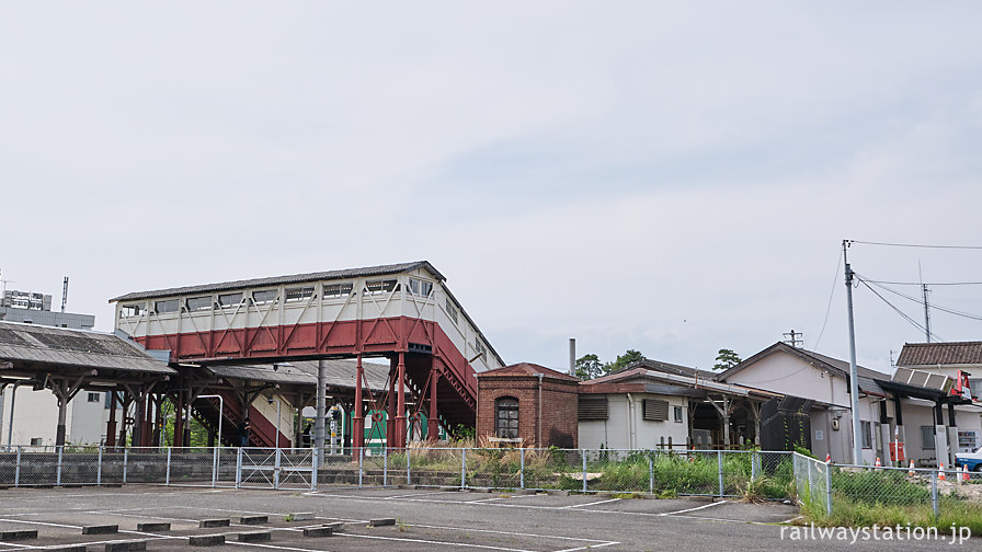 武豊線・半田駅、役目を終える木造駅舎と明治の跨線橋