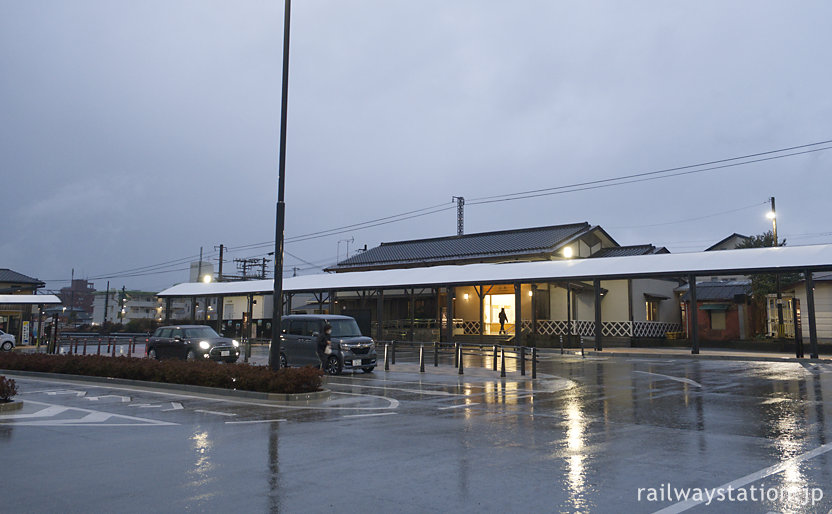 東海道本線・原駅、駅舎前の長い上屋が付いたロータリー