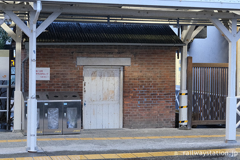 東海道本線・原駅、明治の開業時からのレンガ造りのランプ小屋(危険品庫)