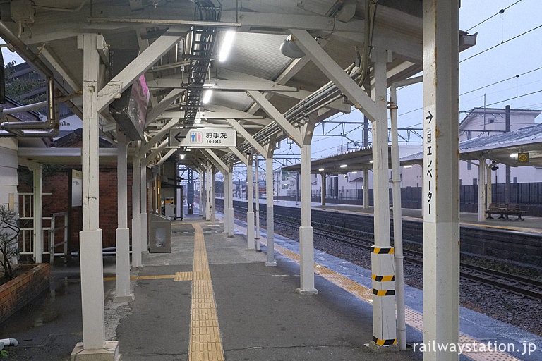 東海道本線・原駅、駅舎側ホームの古い木造上屋