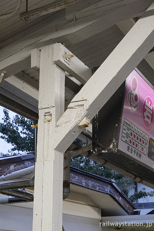 東海道本線・原駅、上屋の年季入った木の柱