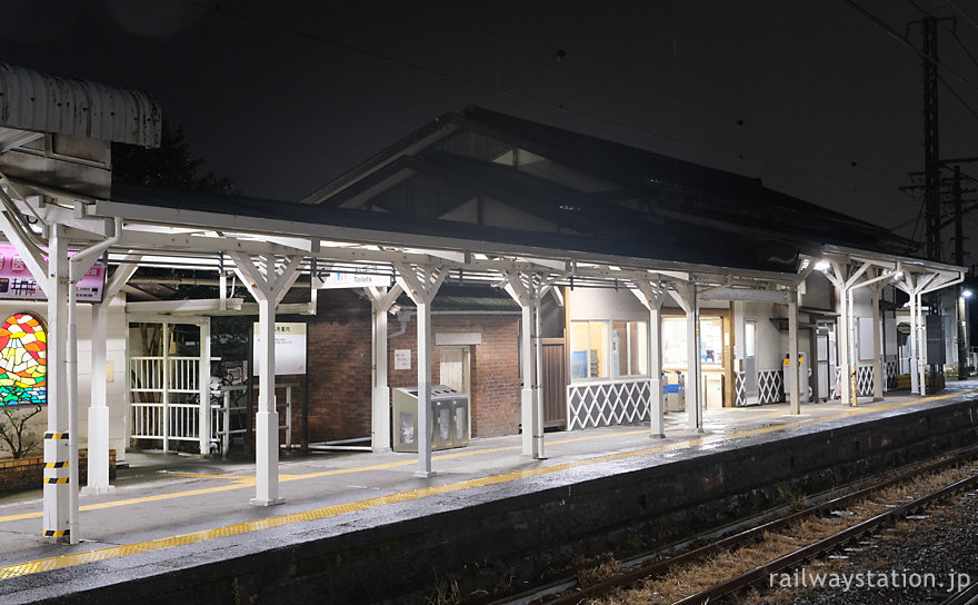 JR東海道本線・原駅、軒を支える柱が印象深い夜の木造駅舎