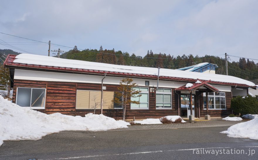 JR東海・高山本線・飛騨一ノ宮駅、やや大柄な木造駅舎