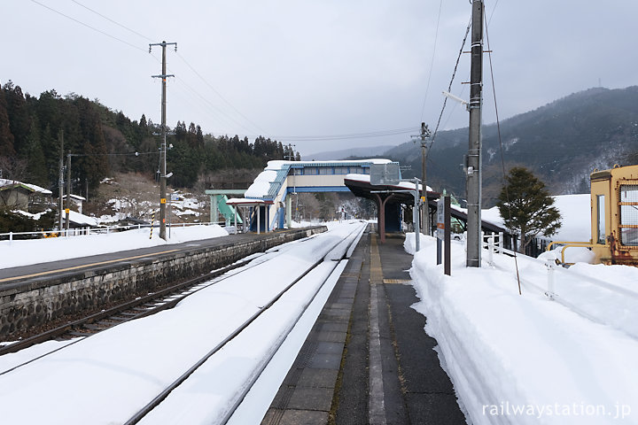 高山本線、雪積る飛騨一ノ宮駅ホーム